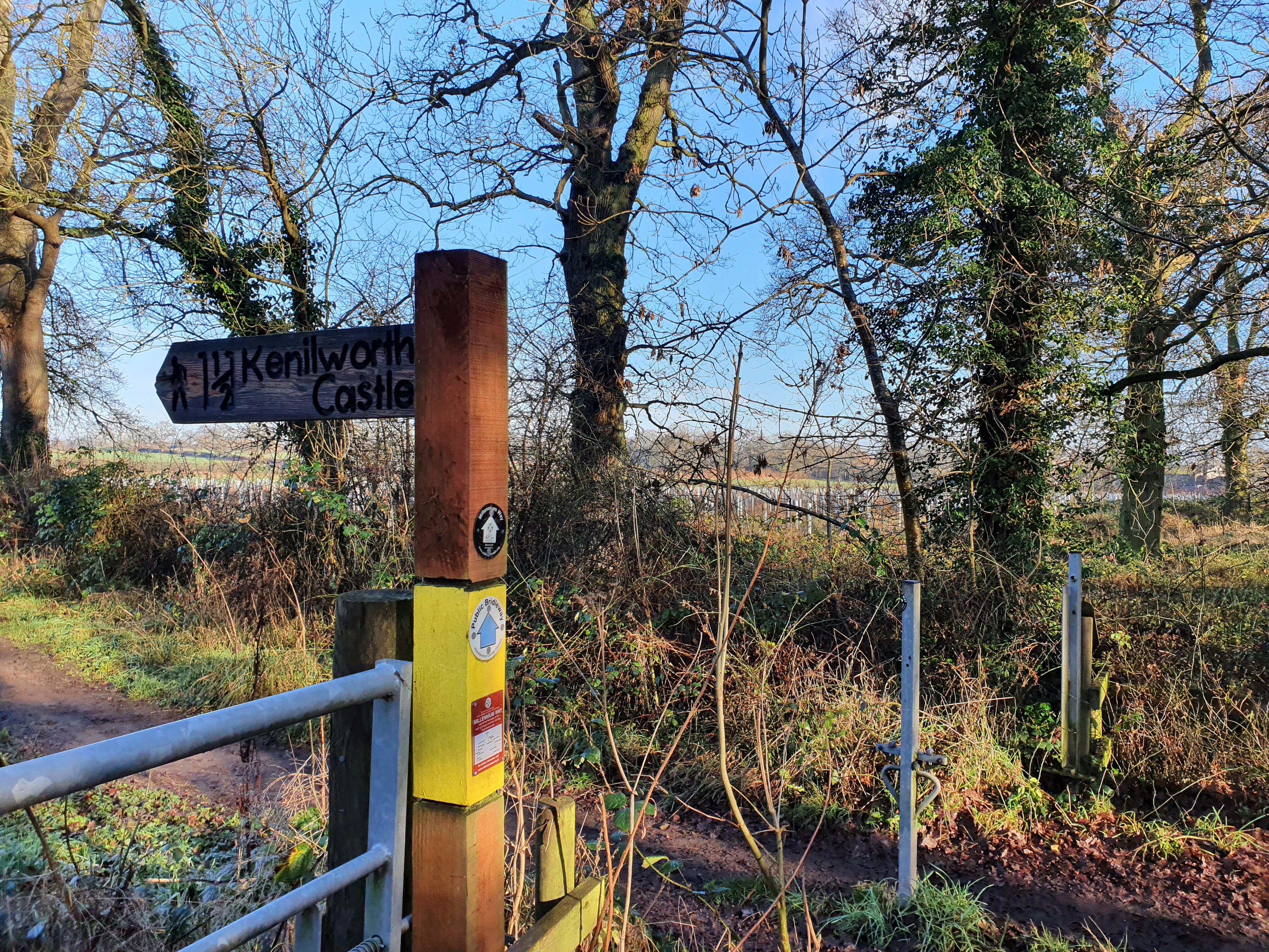 Waymark pointing towards Kenilworth Castle, saying that it is 1.25 miles from that spot